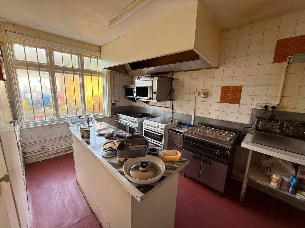 Lot: 96 - FREEHOLD COMMERCIAL AND RESIDENTIAL BUILDING - Commercial Kitchen